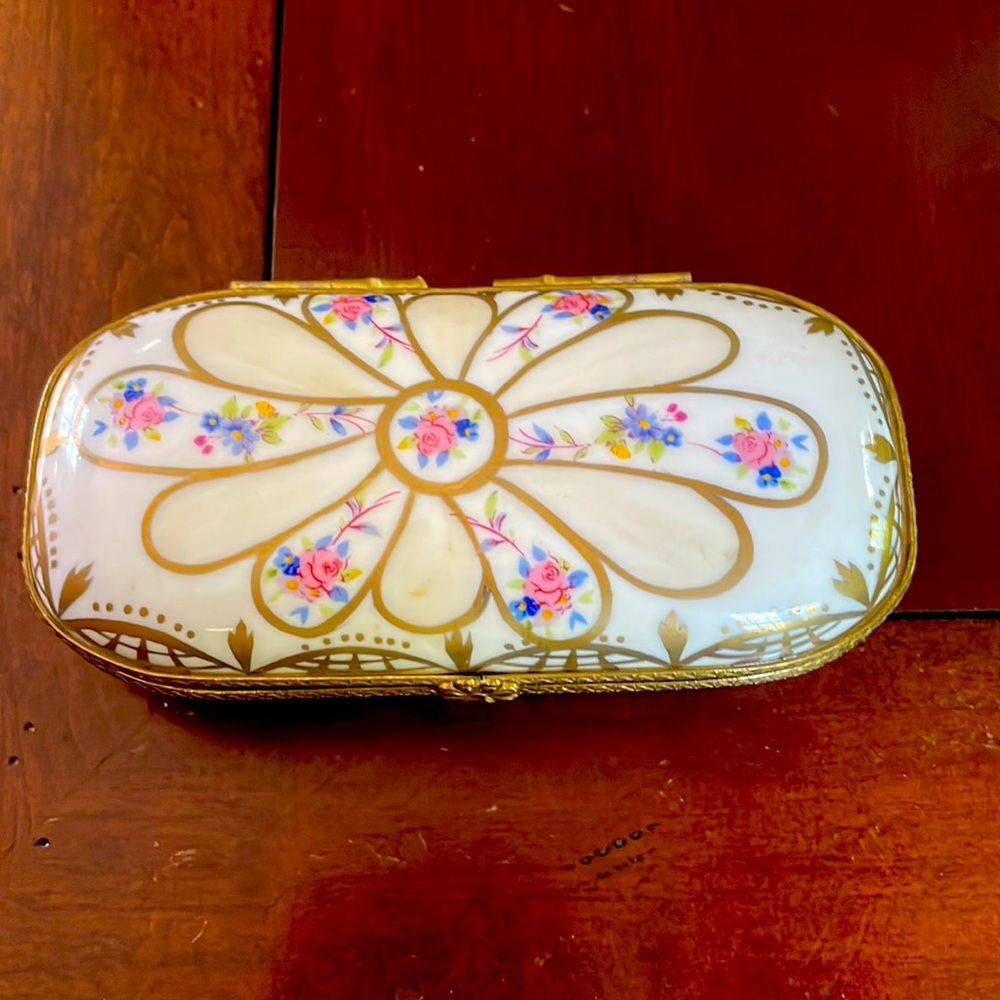 Precious vintage porcelain cache box adorned with rose motif